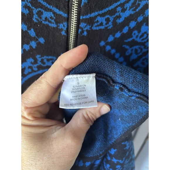 Romeo + Juliet Couture Black and Blue Damask Short Sleeve Sweater Dress Sz Small - Picture 7 of 7